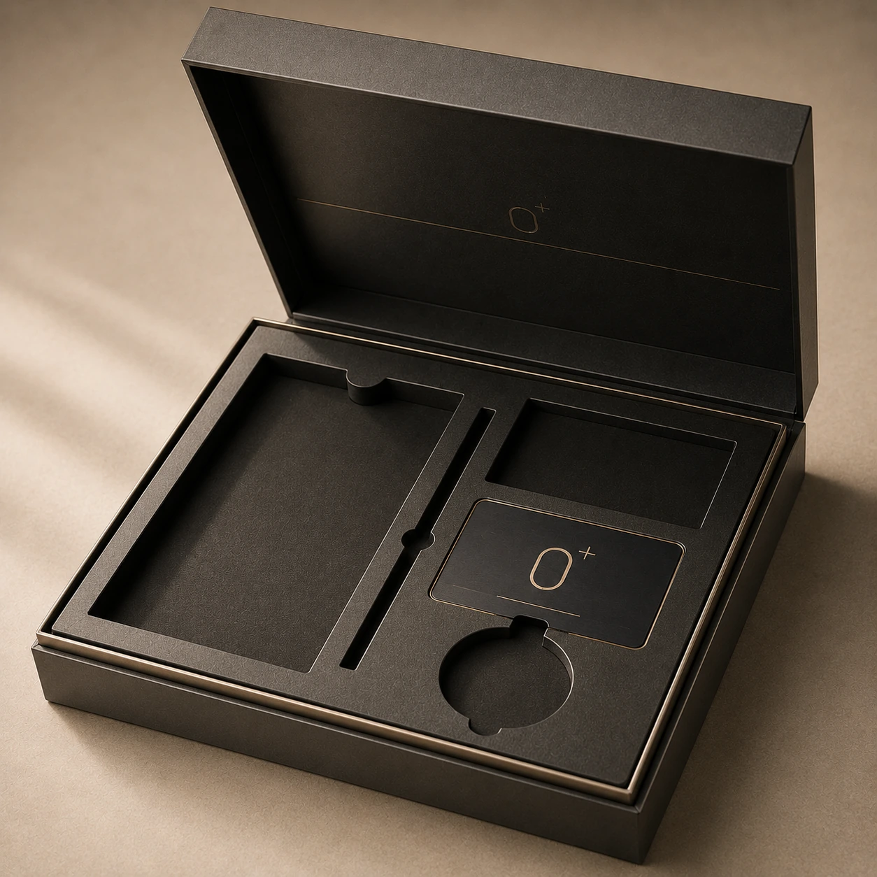 Een geopende luxe Niets+ membershipbox met zorgvuldig gevormde lege vakken en vrijwel geen inhoud.