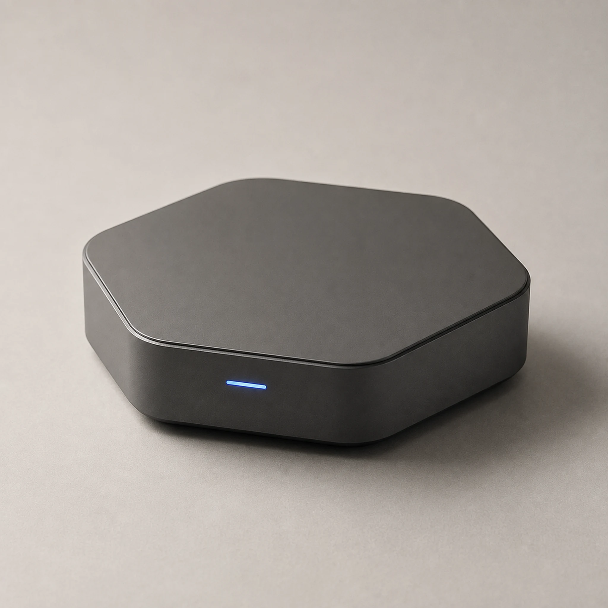 Een compacte zeshoekige matte smart-homehub met een subtiele blauwe statuslijn.